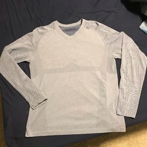 Large Mens Lululemon V neck long sleeve shirt